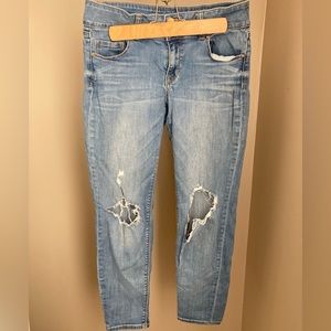 Refuge ripped women’s capri jeans. Size 8.